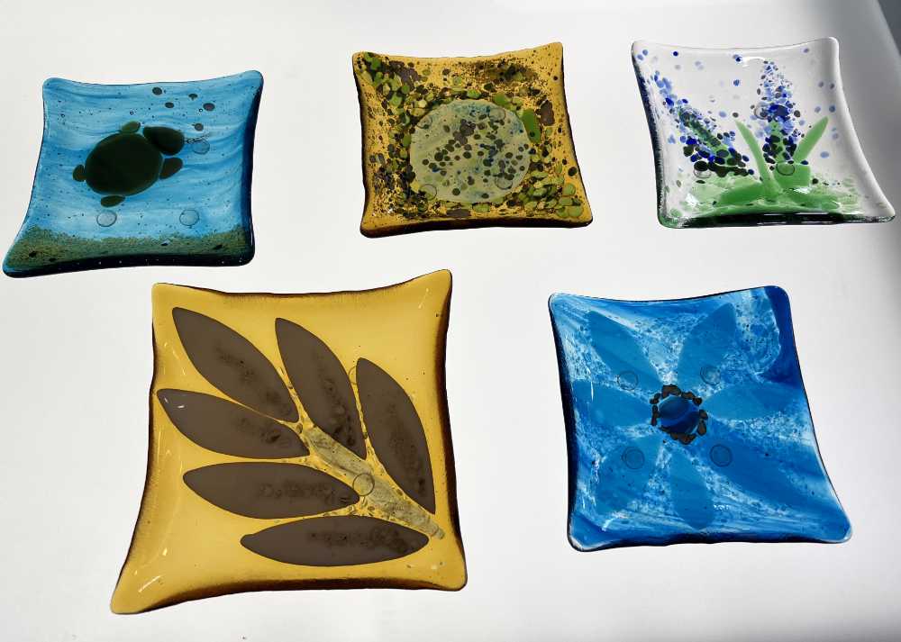 Élèves concentrés sur leur projet