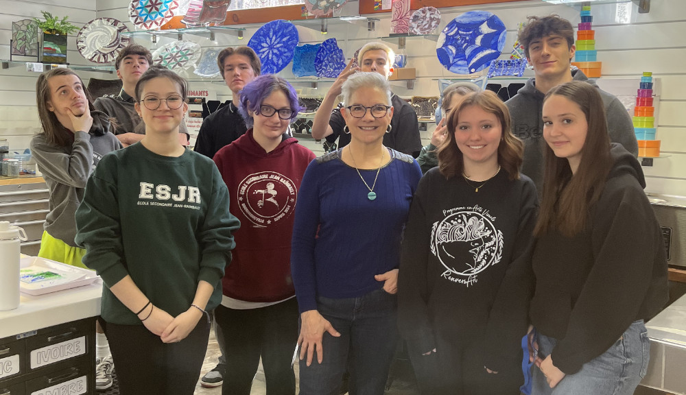 Groupe d'élèves fier de leurs réalisations